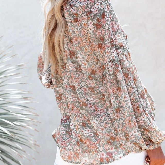Leichte Bluse mit Blumenmuster und Trompetenärmeln - Arabella